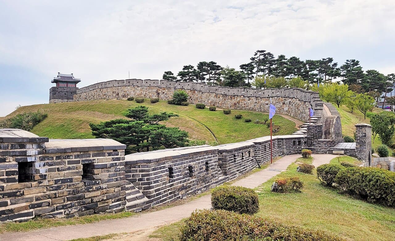수원화성 성곽과 주변 녹지