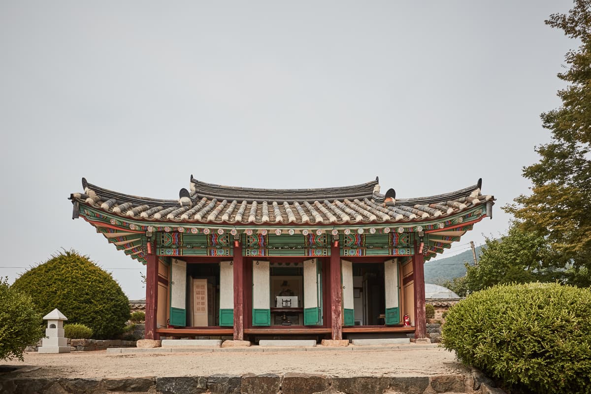 정충사 전경