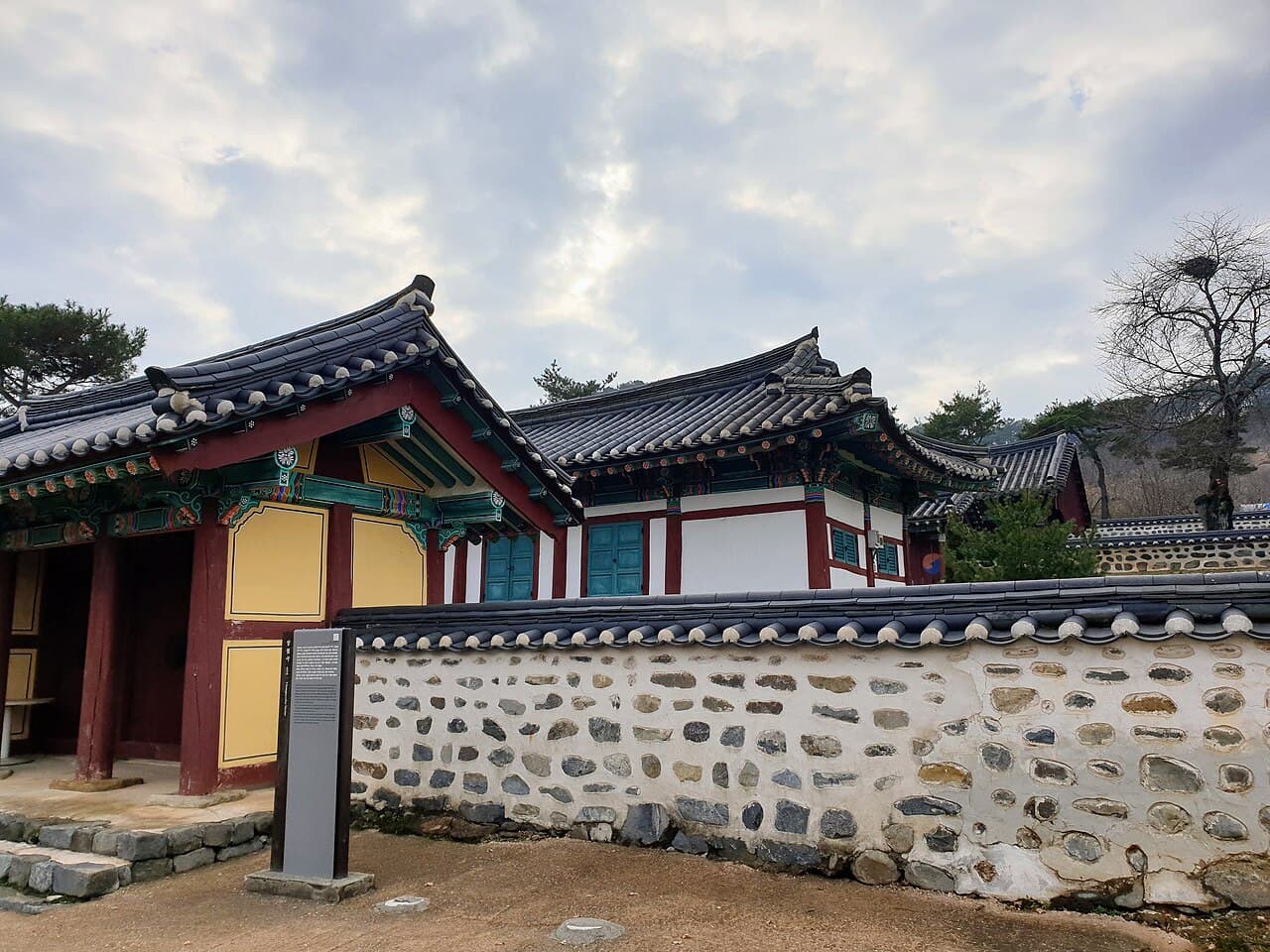 창렬사 전경