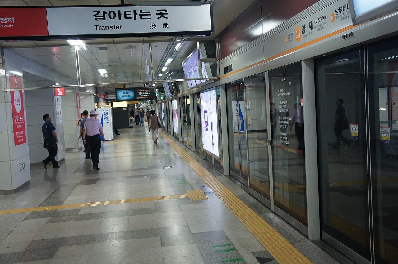 양재역 전경