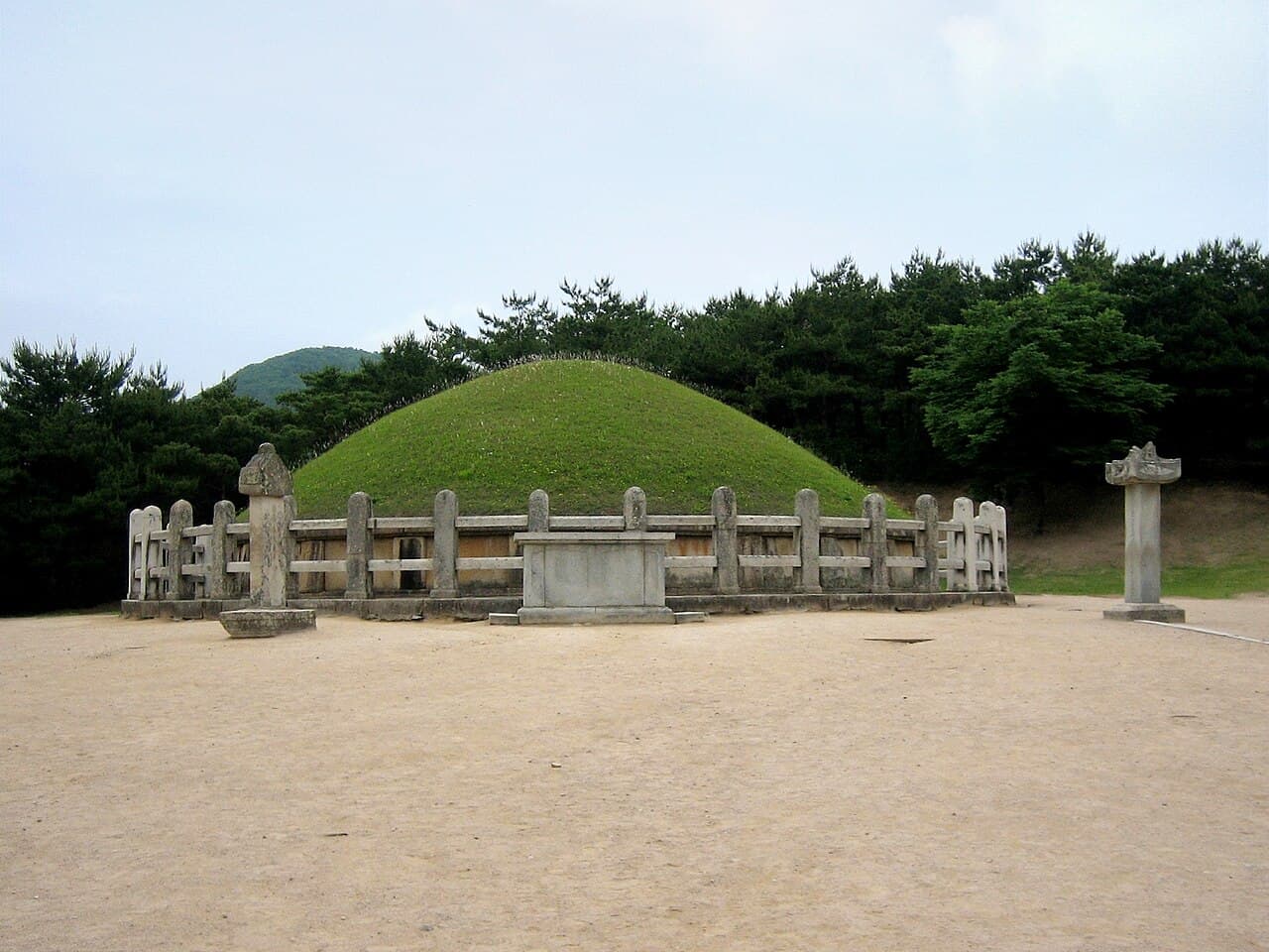 김유신묘 전경